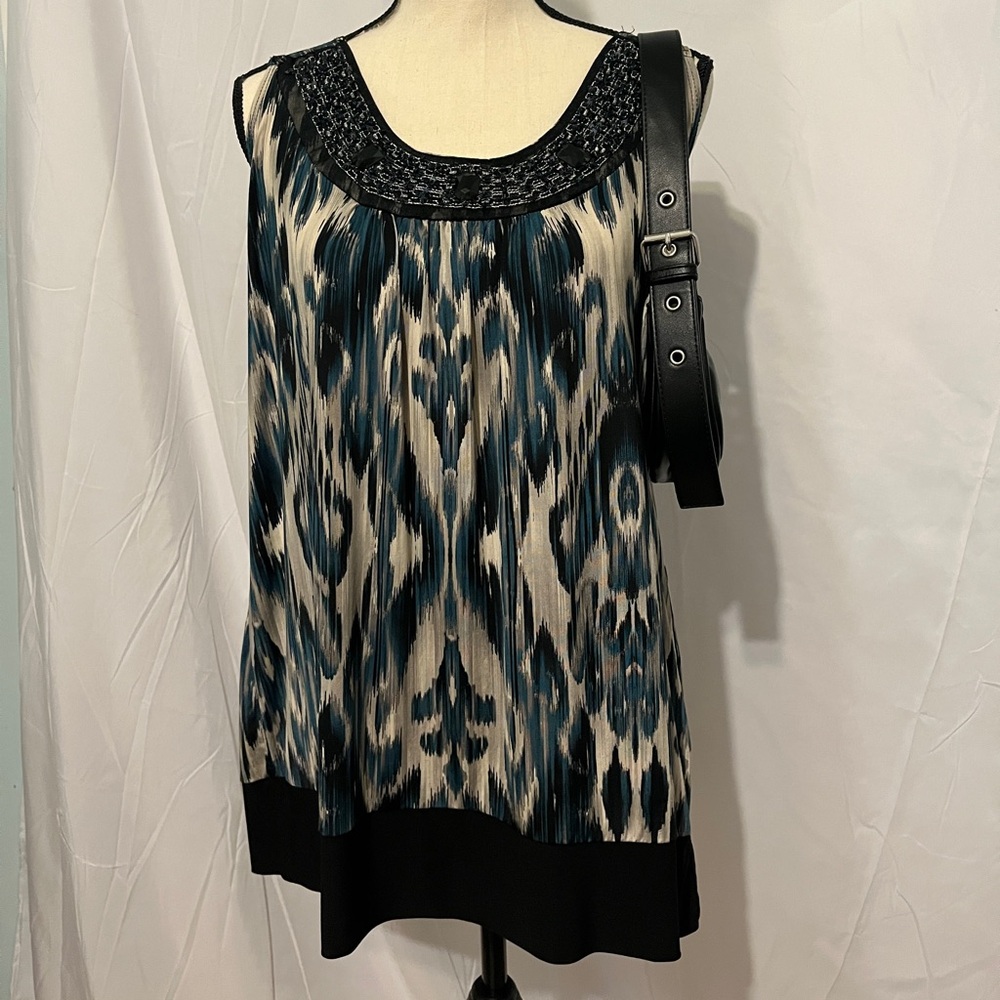 Beverly Drive Black and White Graphic Embellished Tank Top